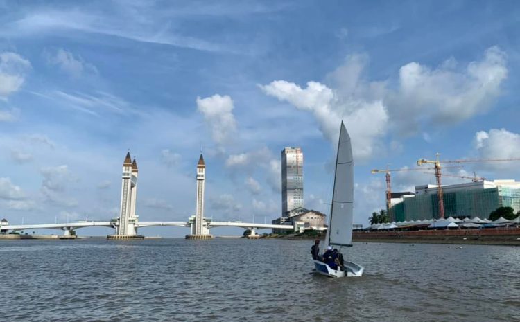  Laser Stratos boat with YBhg. Tan Sri Samsudin bin Osman, the UMT’s Pro-Chancellor.